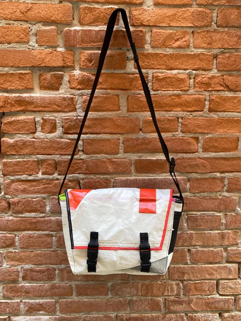 Messenger Tasche Aus Recyceltem Segeltuch von CamozRecycledSail