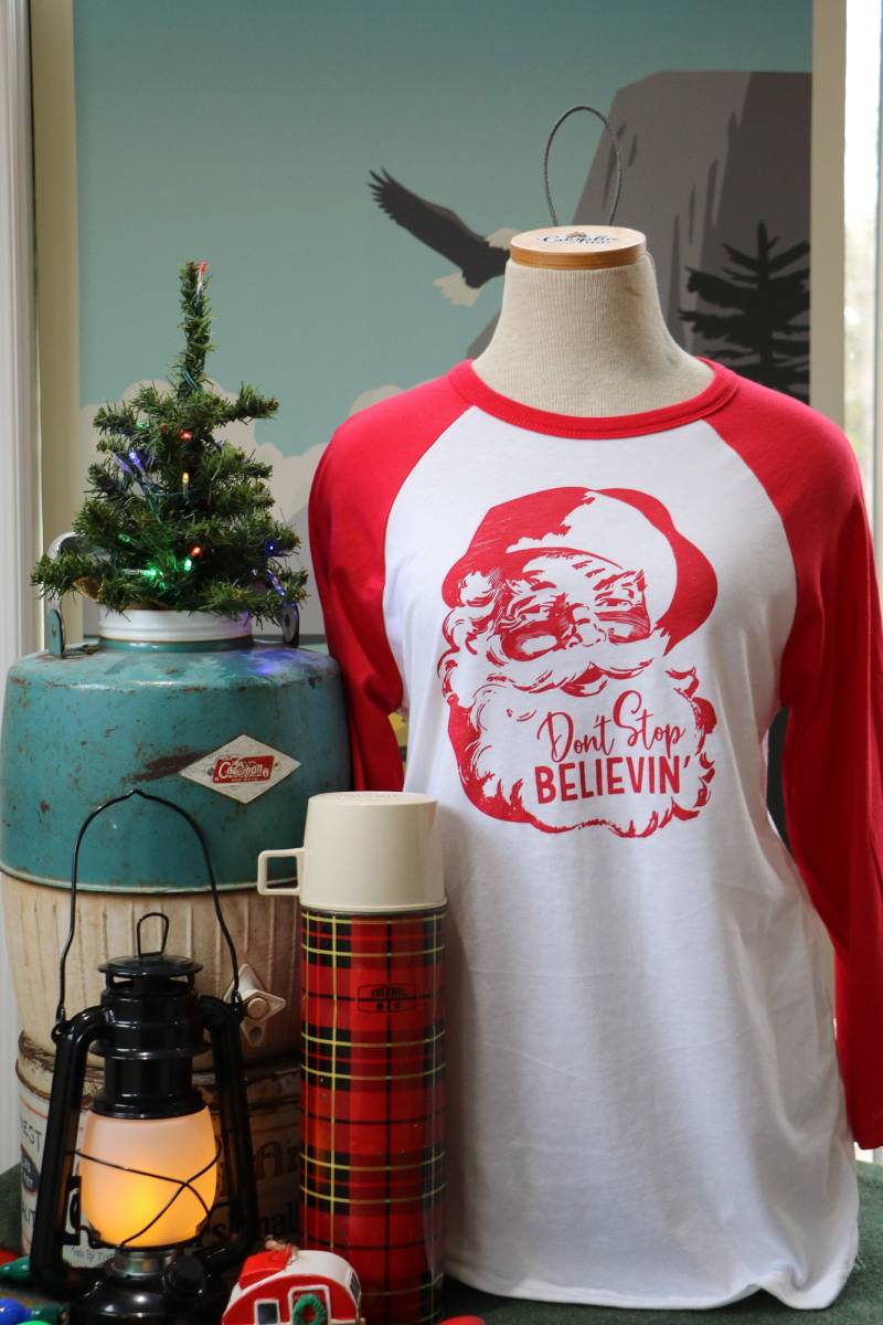 Don't Stop Believin "Retro-Weihnachtsmann-Baseball-Shirt, Ferienzeit-Weihnachts-T-Shirt Mit Spruch, Weiches Grafik-T-Shirt, Lustiges Unisex-T-Shirt Don't Stop Believin "Retro-Weihnachtsmann-Baseball-Shirt, Ferienzeit-Weihnachts-T-Shirt Mit Spruch, Weiches Grafik-T-Shirt, Lustiges Unisex-T-Shirt von CampfireInk
