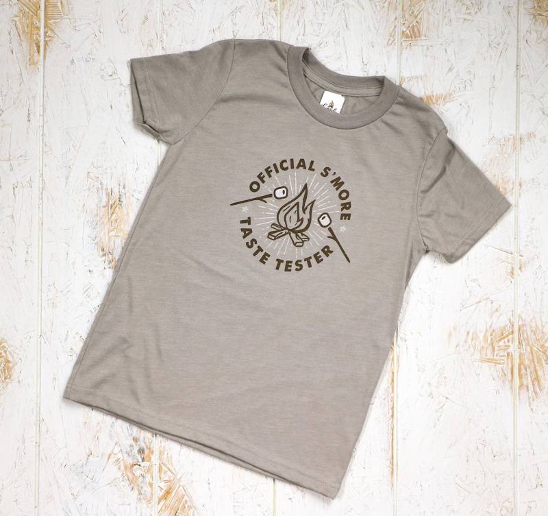 Kid's Offizielles S'more Taste Tester Shirt. Smores Grafik-T-Shirt. Camping T-Shirt, Lagerfeuer Und Marshmallows, Smore Fun, Jugend T-Shirt Mit Kid's Offizielles S'more Taste Tester Shirt. Smores Grafik-T-Shirt. Camping T-Shirt, Lagerfeuer Und Marshmallows, Smore Fun, Jugend T-Shirt Mit von CampfireInk