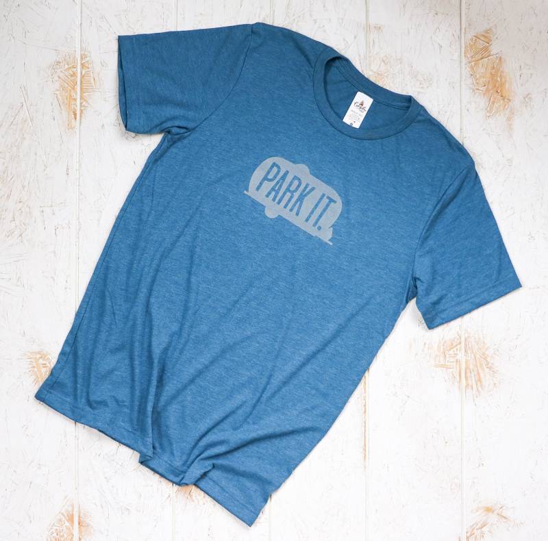 Park It Airstream Shirt, Camper Tshirt, Camping Unisex Grafik T-Shirt, Anhänger Reise Geschenk, Blaues Happy Camper, Glamper, Rv Life Park It Airstream Shirt, Camper Tshirt, Camping Unisex Grafik T-Shirt, Anhänger Reise Geschenk, Blaues Happy Camper, Glamper, Rv Life von CampfireInk