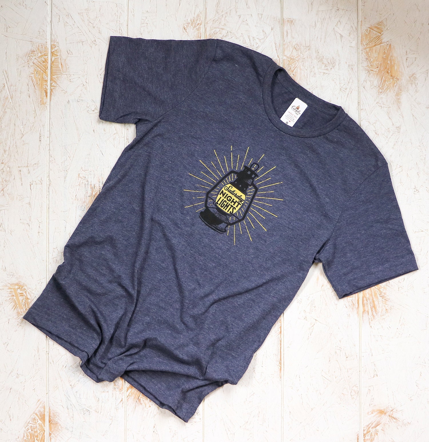 Saturday Night Lights Vintage Camping Laterne Shirt, Glückliches Camper T-Shirt, Unisex Grafik-T-Shirt, Geschenk, Blaues Abenteuer Outdoor-T-Shirt Saturday Night Lights Vintage Camping Laterne Shirt, Glückliches Camper T-Shirt, Unisex Grafik-T-Shirt, Geschenk, Blaues Abenteuer Outdoor-T-Shirt von CampfireInk