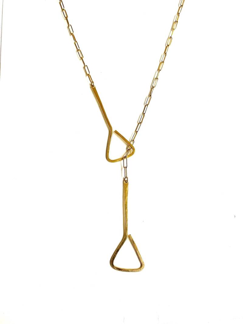 Vortex Lariat Halskette, Goldene Lariat Halskette, Dreieckige Gehämmerte Messing Dreieck Halskette Vortex Lariat Halskette, Goldene Lariat Halskette, Dreieckige Gehämmerte Messing Dreieck Halskette von CanDidArtAccessories
