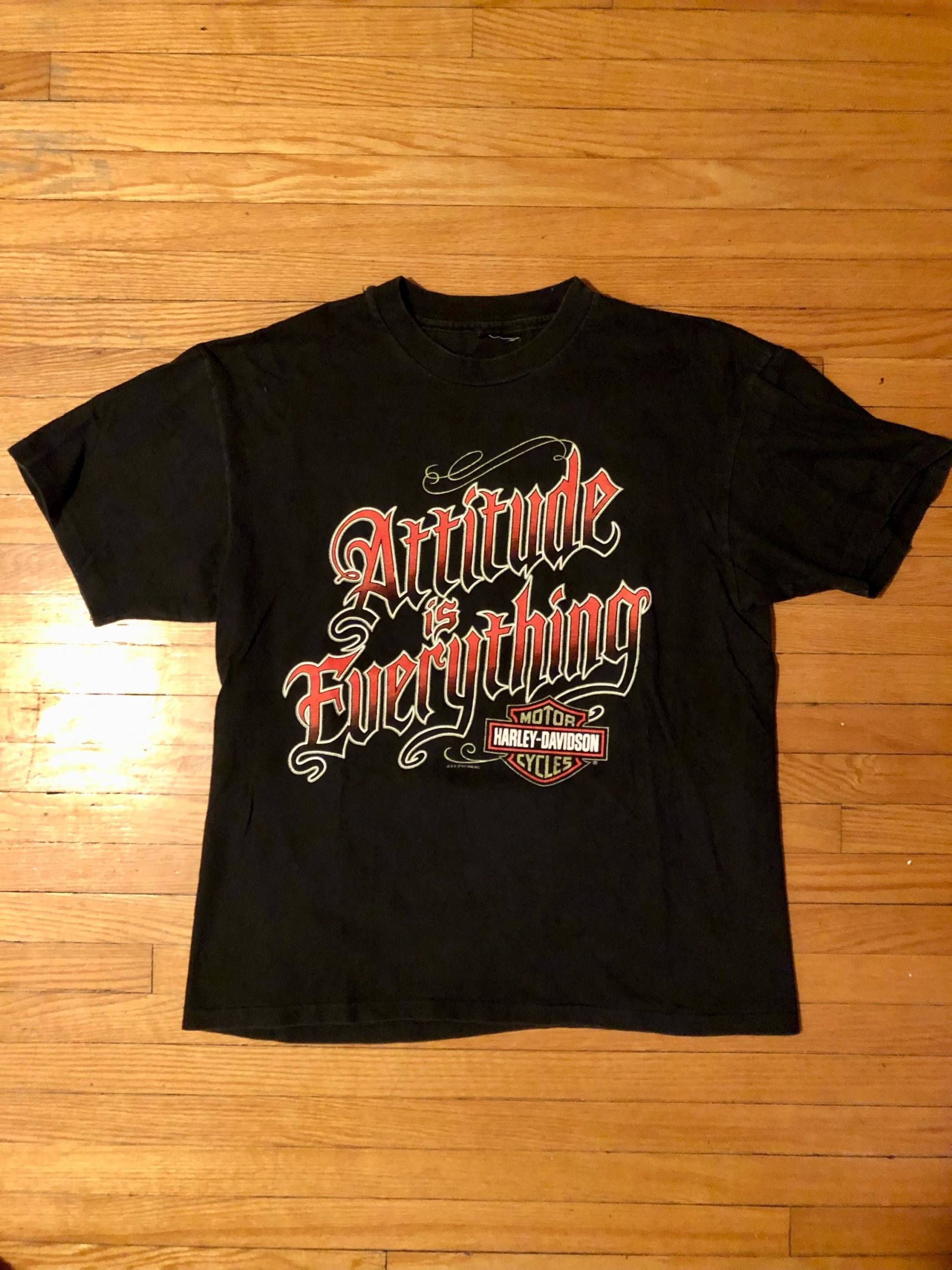 90S Harley Davidson Attitude Is Alles - Seacoast North Hampton Größter Kleiner Händler Vintage Single Stitch T-Shirt 90S Harley Davidson Attitude Is Alles - Seacoast North Hampton Größter Kleiner Händler Vintage Single Stitch T-Shirt von CanVintageTees