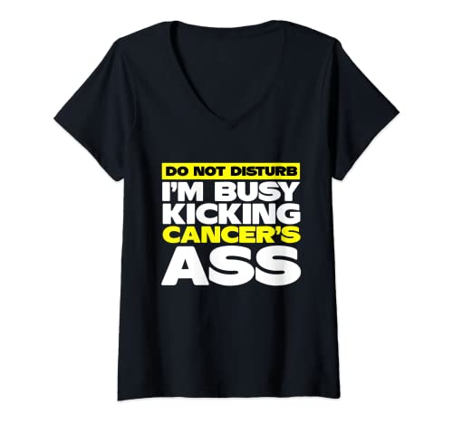 Damen I'm Busy Kicking Cancer's Ass | Cancer Awareness T-Shirt mit V-Ausschnitt Damen I'm Busy Kicking Cancer's Ass | Cancer Awareness T-Shirt mit V-Ausschnitt von Cancer Awareness Designs