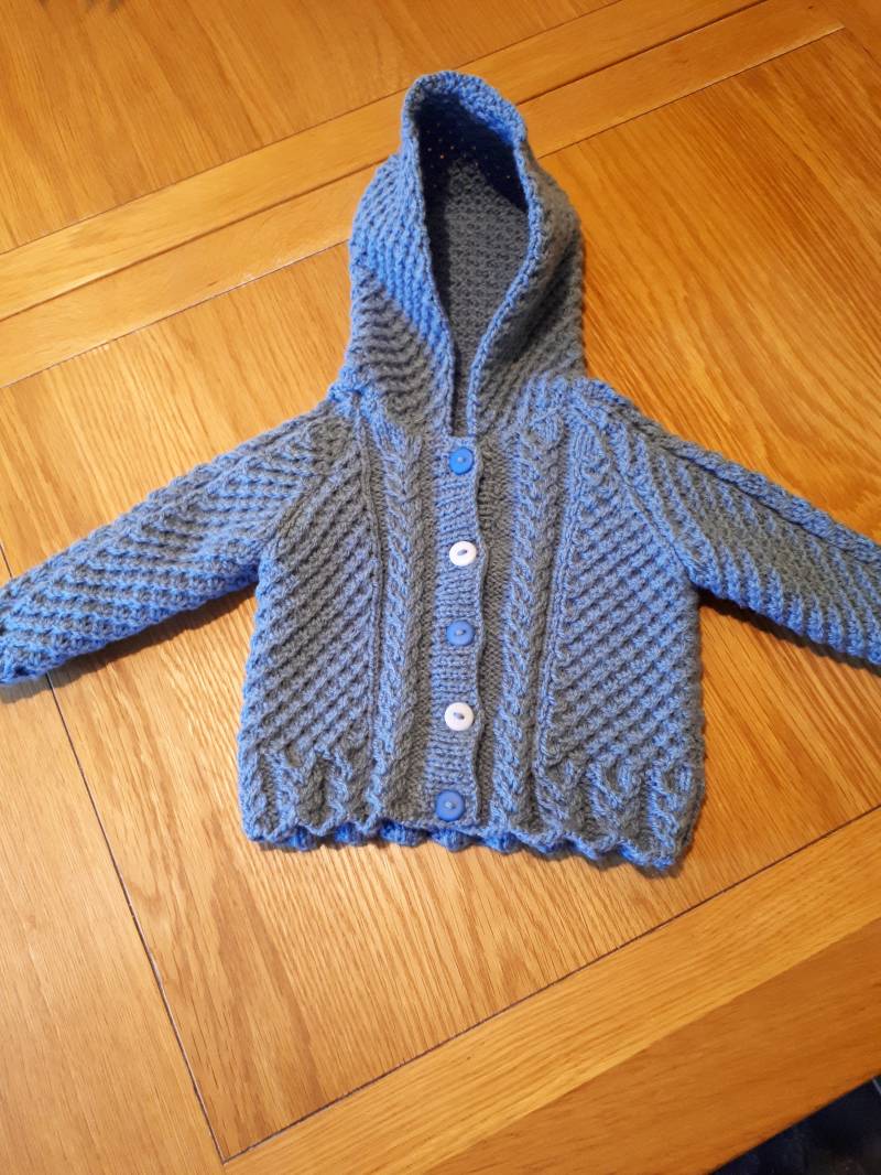 Handgestrickte Blaue Kabel Muster Babystrickjacke/Kapuzenpulli Cardigan Handgestrickte Blaue Kabel Muster Babystrickjacke/Kapuzenpulli Cardigan von CandDCraftsGifts