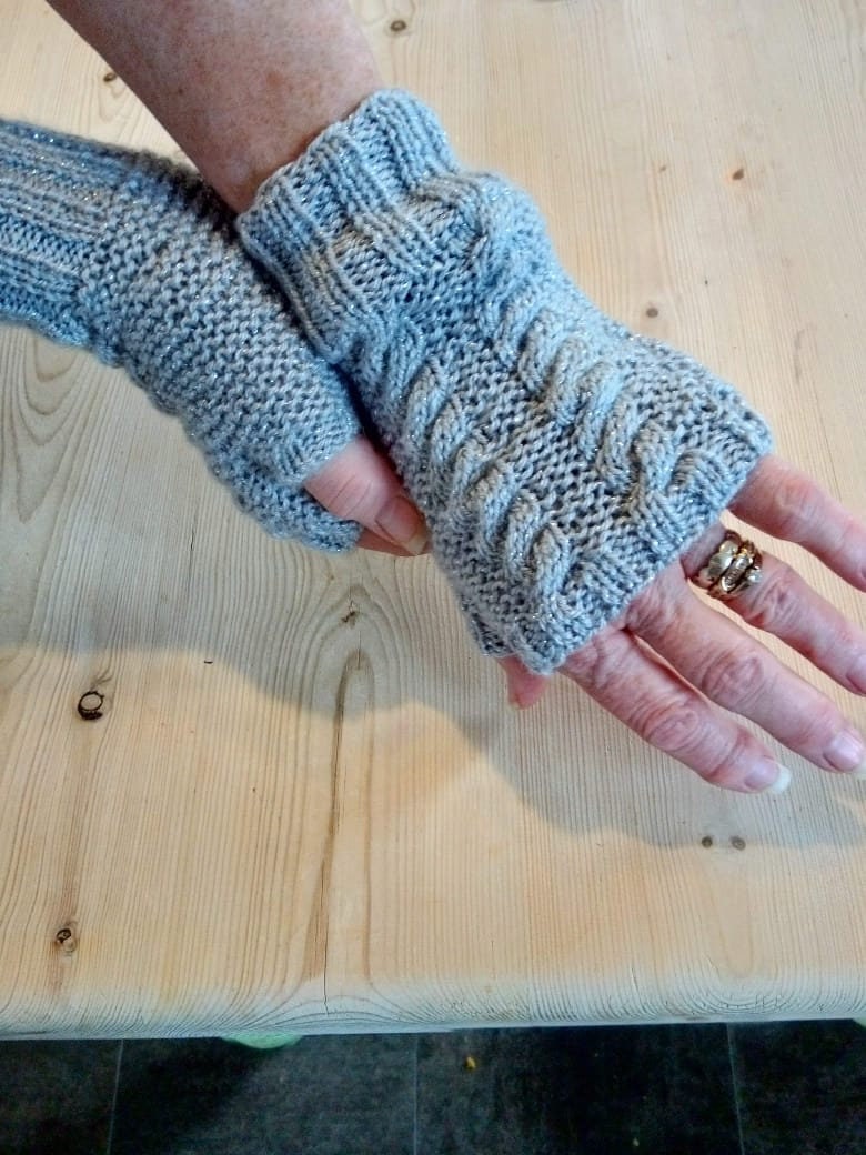 Silber-Handgestrickt Kabel Muster Fingerlose Handschuhe/Handwärmer Silber-Handgestrickt Kabel Muster Fingerlose Handschuhe/Handwärmer von CandDCraftsGifts