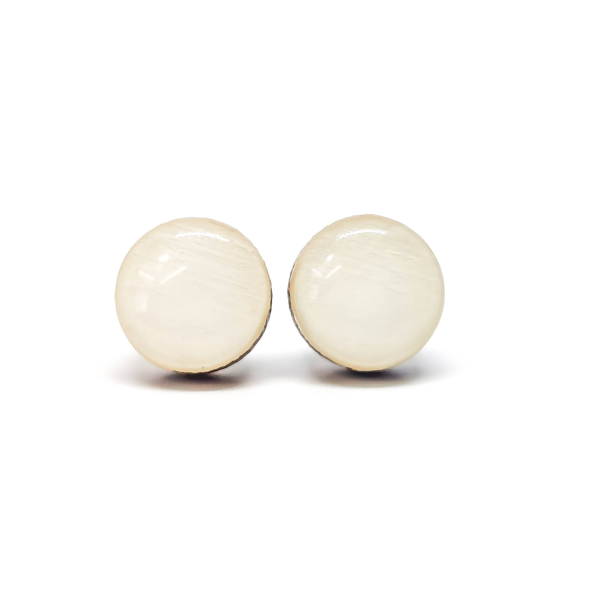 Creme Ohrstecker | 10 Mm Holz & Harz Ohrringe Elfenbein Dot Mädchen Geschenk Frauen Edelstahl Für Empfindliche Ohren von CandiCoveDesigns