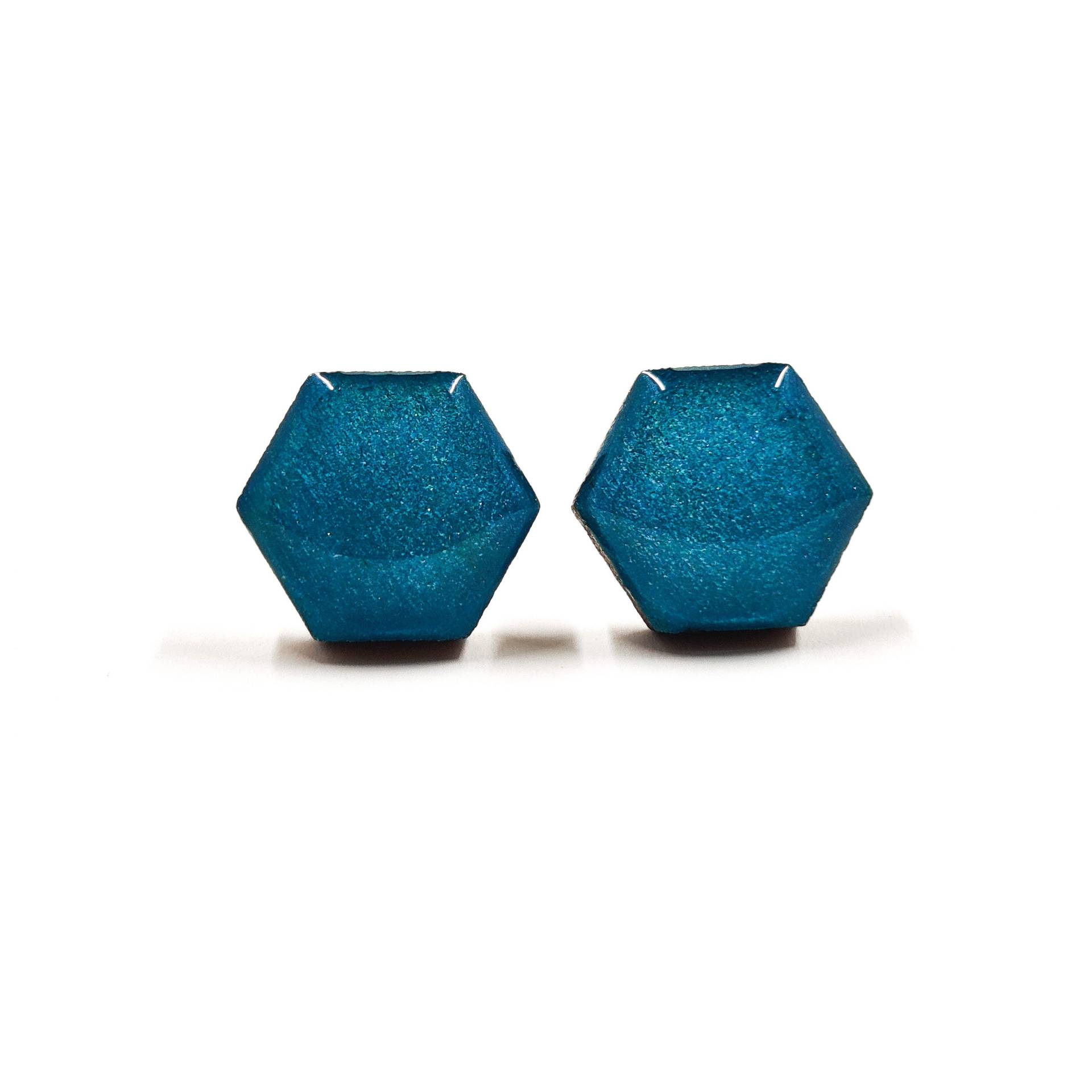 Türkis Schimmer Hexagon Ohrstecker | 10 Mm Holz & Harz Ohrringe Minimalistisch Schlicht Klein Mädchen Geschenk Frauen Beiträge Für Sensible von CandiCoveDesigns