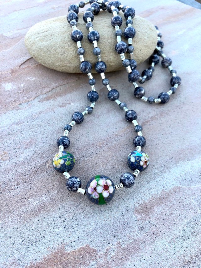 Lavendel-Grau Cloisinee Jadper Halskette Lavendel-Grau Cloisinee Jadper Halskette von CandiceYorkJewelry