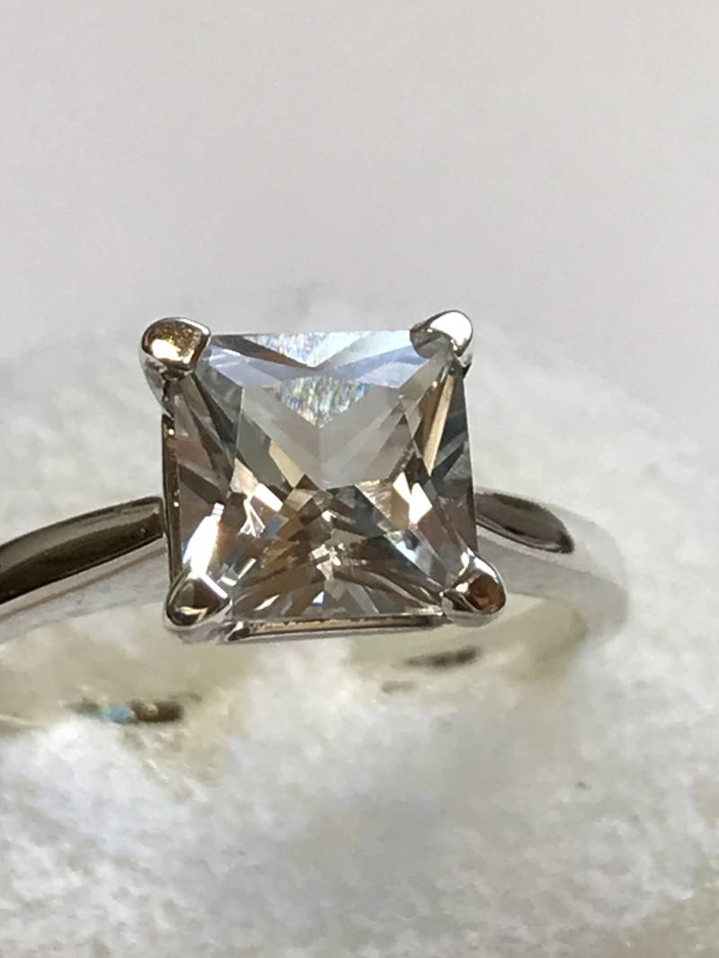 1, 50 Ct Prinzessin Geschnitten Weiß Saphir Engagment Ring von Candiesthings