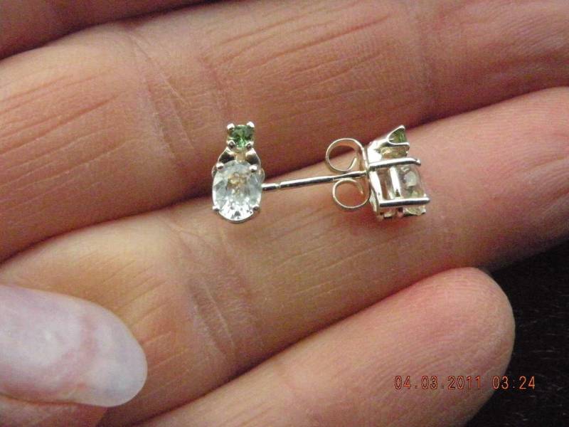 1.00Tcw Weißer Saphir Mit Tsavorit Akzenten Ohrringe von Candiesthings