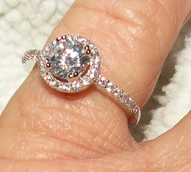 14Kt Halo Verlobungsring Mit Diamant Und Weißem Saphir von Candiesthings