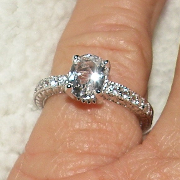 14Kt Weißer Saphir Oval Verlobungsring von Candiesthings