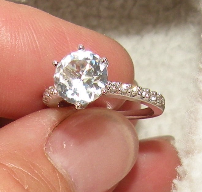 Die Kate 14Kt Verlobungsring Weißer Saphir Mit Diamant Akzenten von Candiesthings