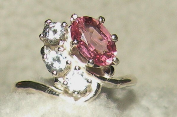 Pink Spinell Mit Weiß Saphir Akzenten von Candiesthings
