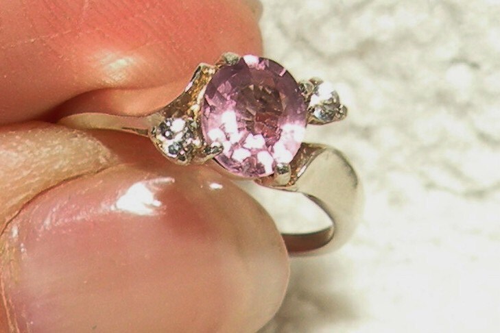 Pink Spinell Mit Weißen Saphir Akzenten von Candiesthings