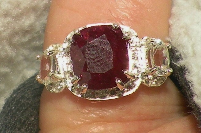 Rubin Ring Mit Weißen Saphir Und Weiß Topas Akzente von Candiesthings