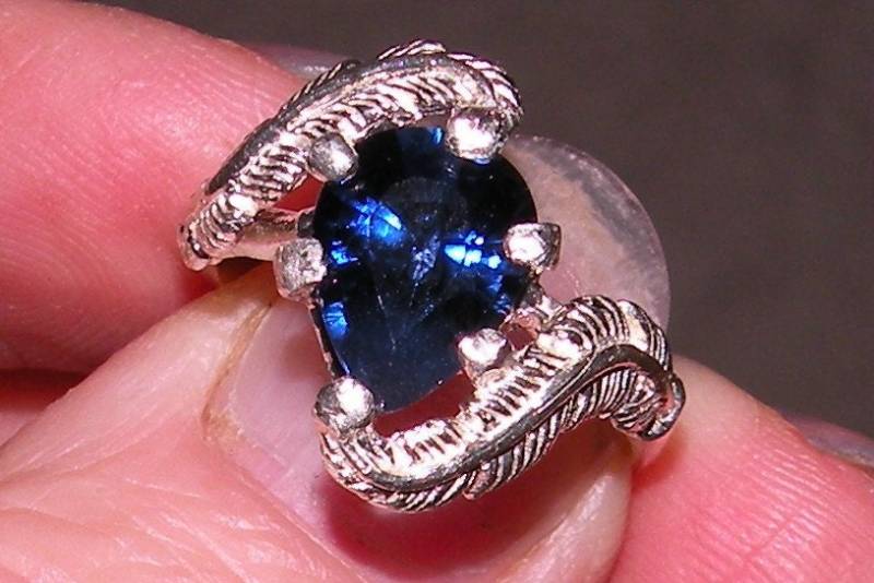 Tropfenförmiger Saphir Ring von Candiesthings