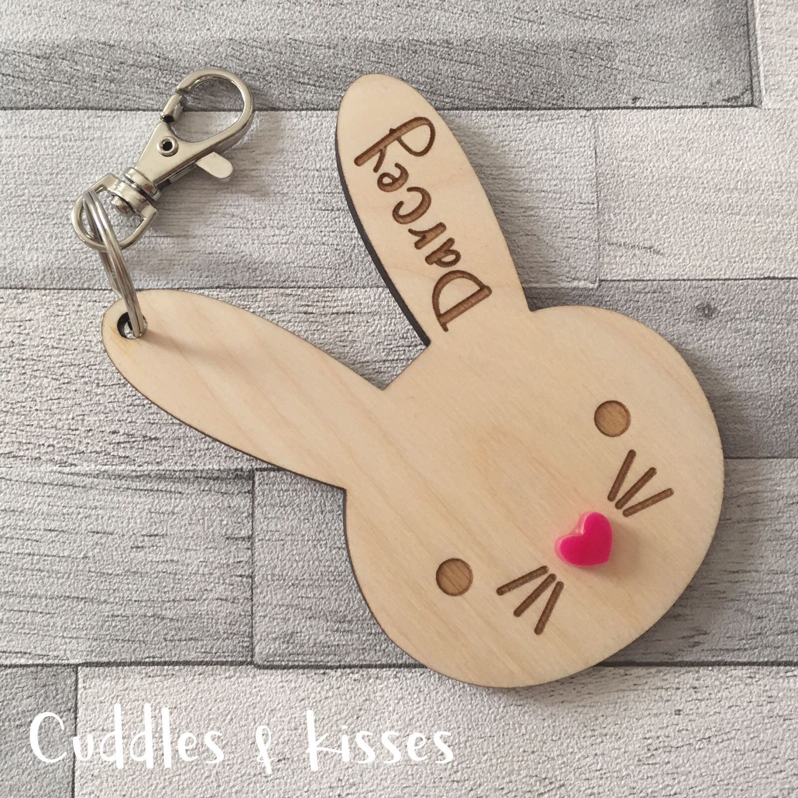 Personalisierter Hölzerner Hasen-Taschenanhänger Personalisierter Hölzerner Hasen-Taschenanhänger von Candkhandmade