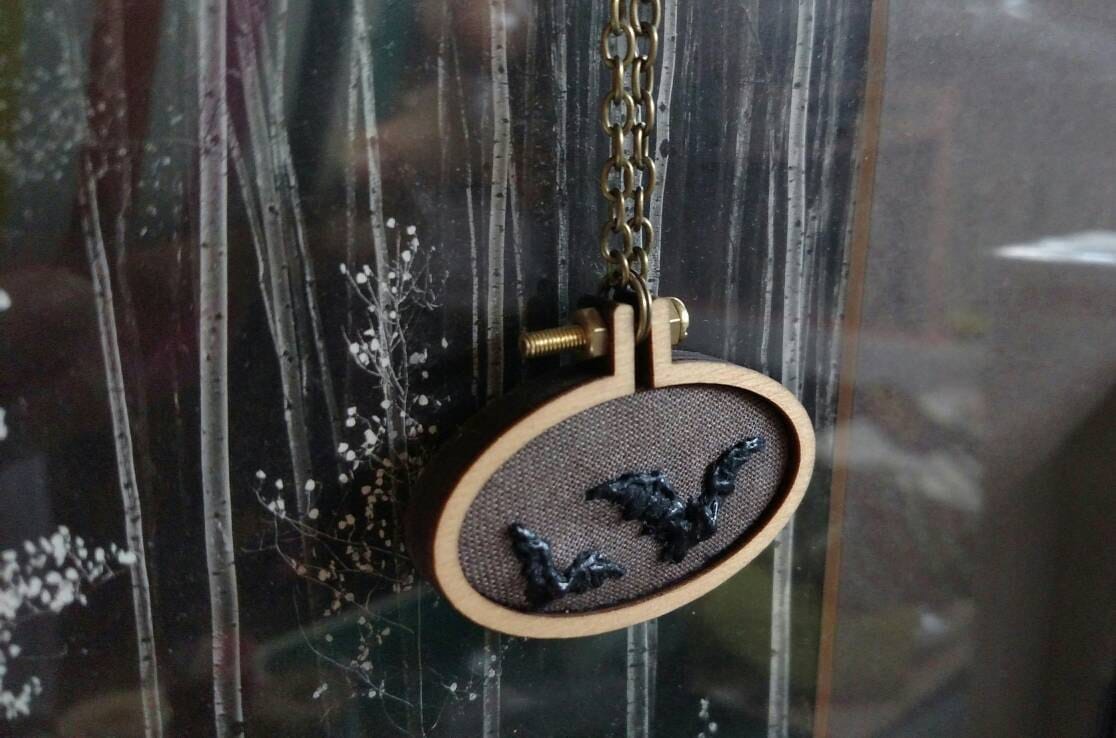 Batty Ii - Miniatur Stickerei Hoop Halskette Mit Wachs-Detail Batty Ii - Miniatur Stickerei Hoop Halskette Mit Wachs-Detail von CandlewickWorks