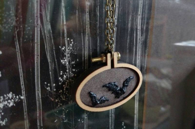 Batty Ii - Miniatur Stickerei Hoop Halskette Mit Wachs-Detail Batty Ii - Miniatur Stickerei Hoop Halskette Mit Wachs-Detail von CandlewickWorks