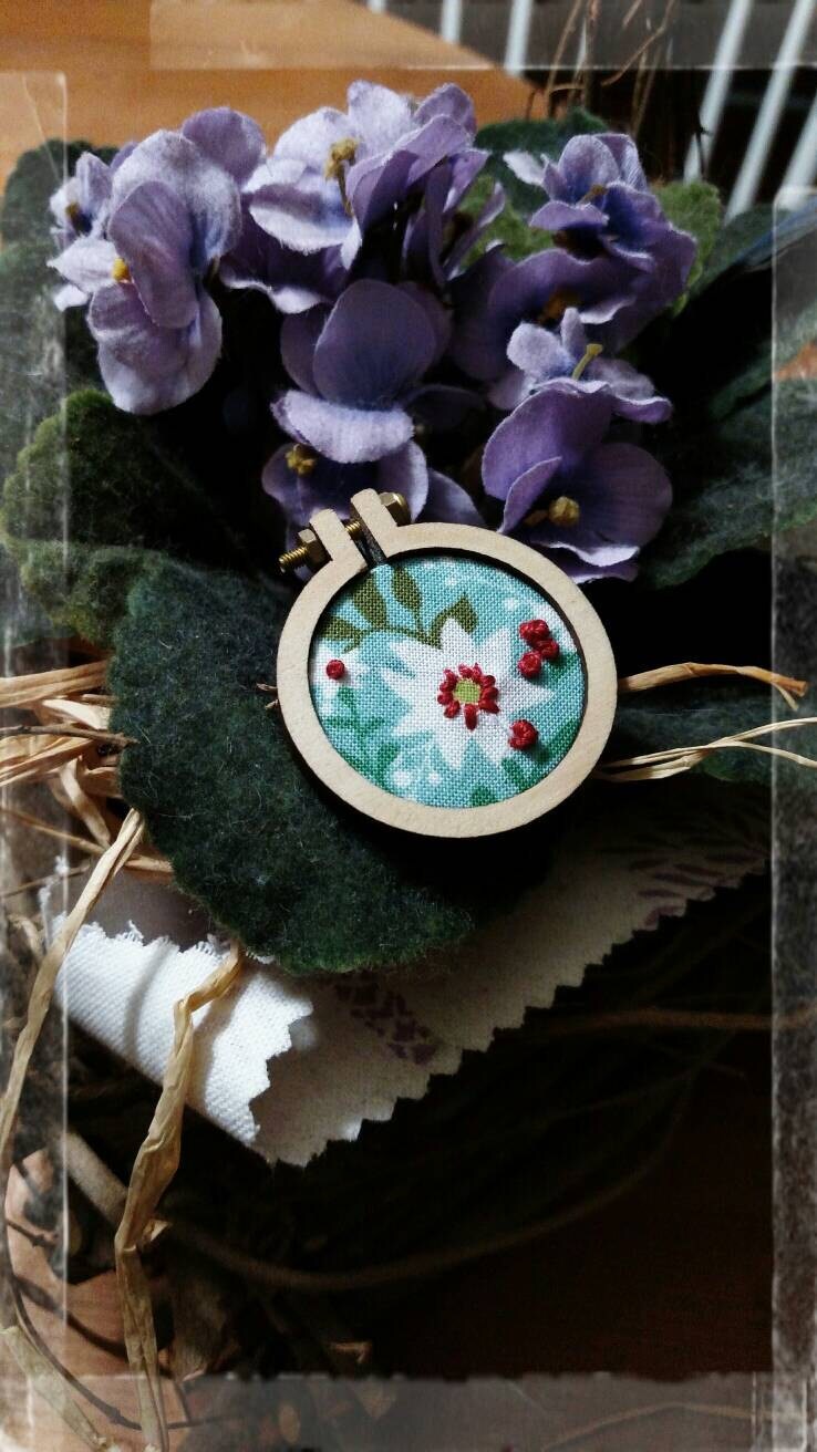 Kleine Blumen Ii - Miniatur Stickerei Hoop Halskette Kleine Blumen Ii - Miniatur Stickerei Hoop Halskette von CandlewickWorks