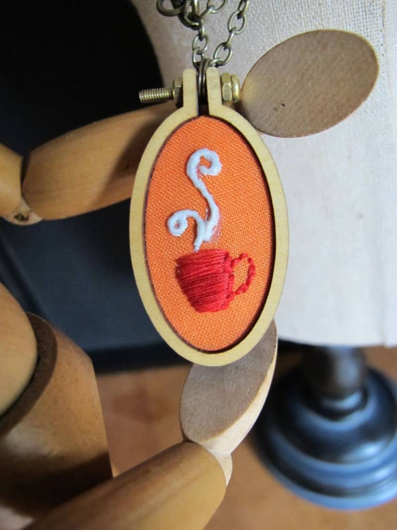 Mojo - Miniatur Stickerei Reifen Collier Mit Wachs-Detail Mojo - Miniatur Stickerei Reifen Collier Mit Wachs-Detail von CandlewickWorks