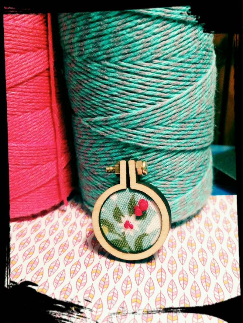Teeny Floral - Taktes Miniatur Stickerei Hoop Halskette Teeny Floral - Taktes Miniatur Stickerei Hoop Halskette von CandlewickWorks