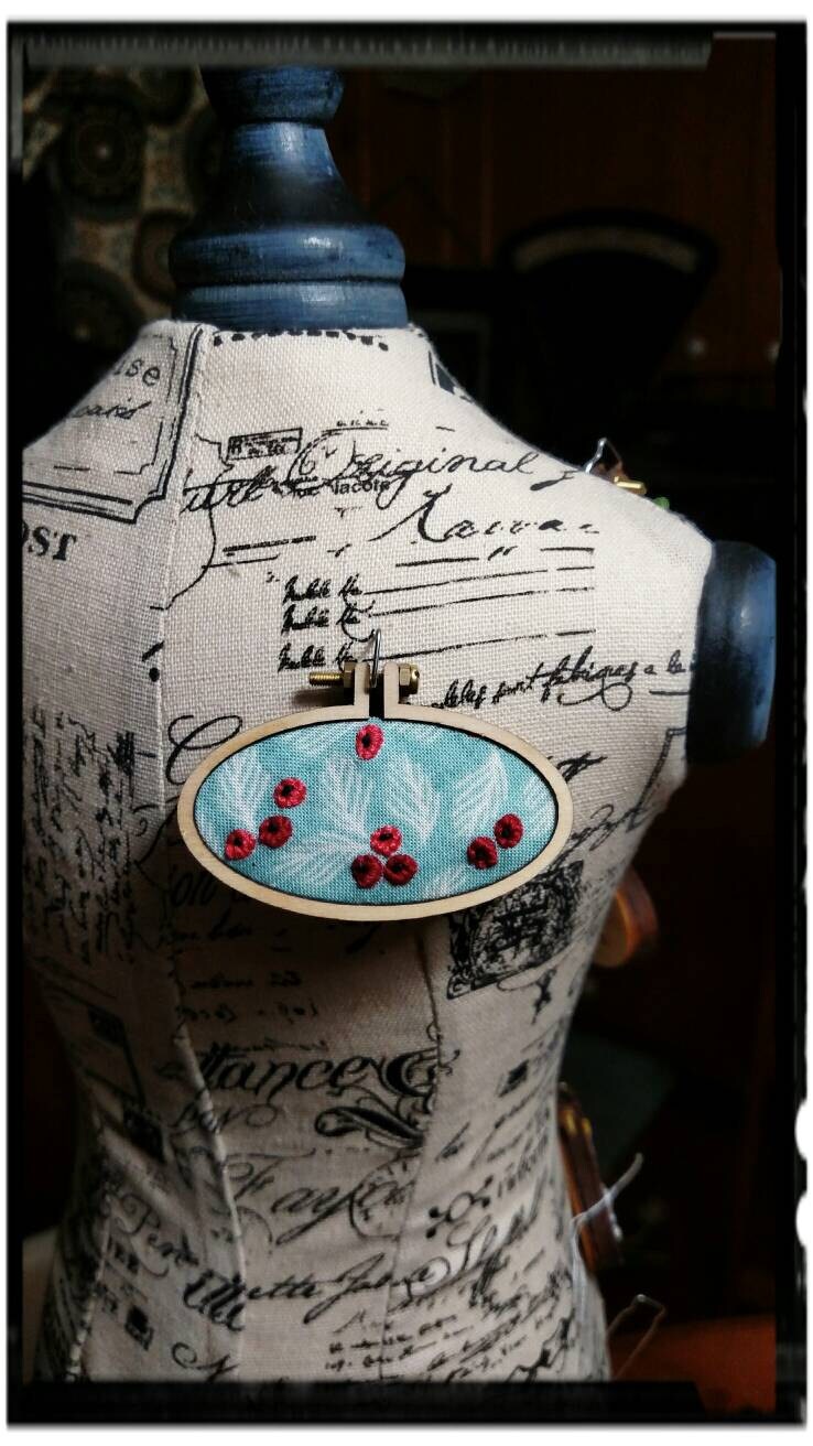 Winter Beeren - Miniatur Stickerei Hoop Halskette Winter Beeren - Miniatur Stickerei Hoop Halskette von CandlewickWorks