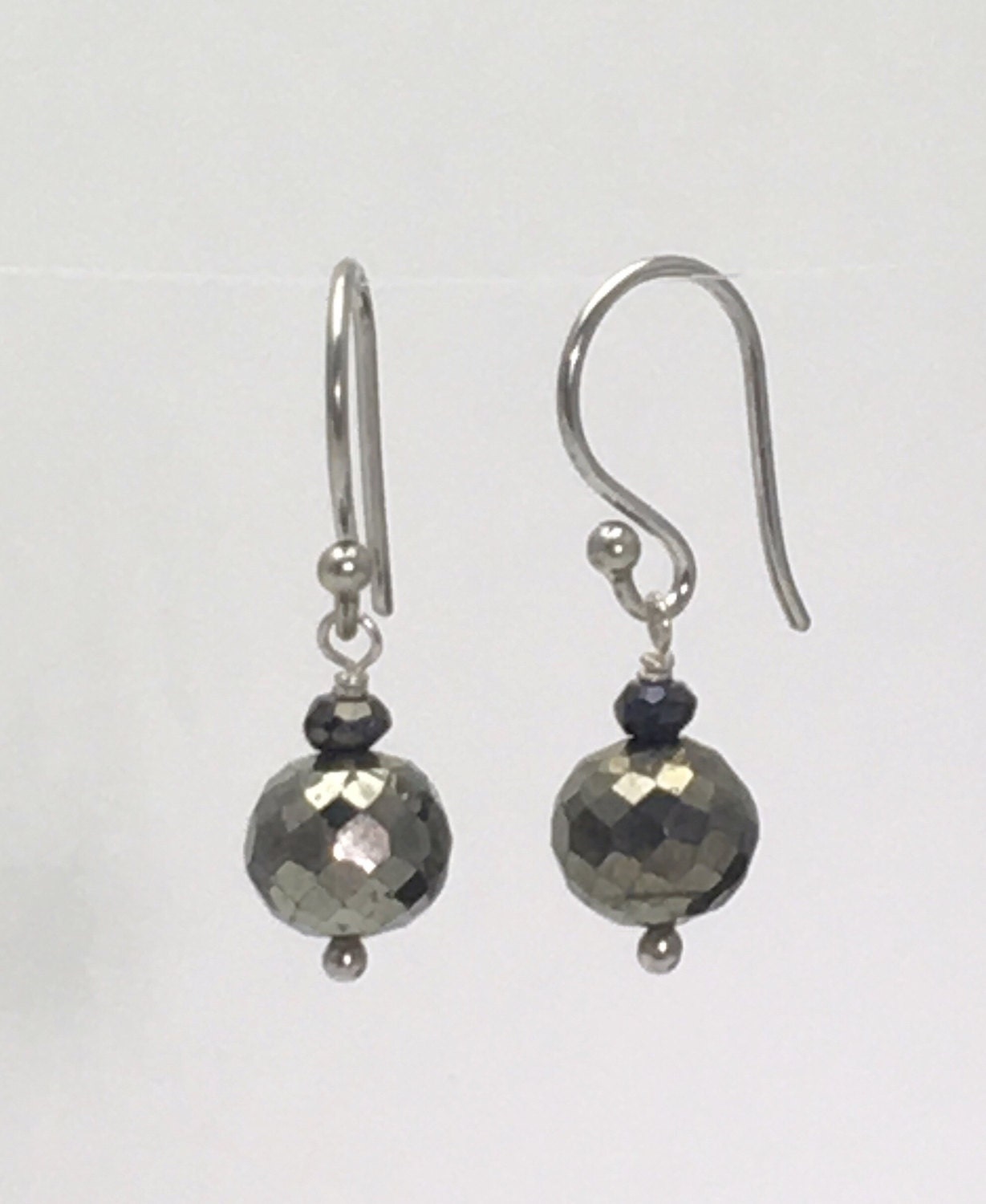 Facettierte Runde Pyrit Ohrringe Mit Schwarzen Turmalin Und Sterling Silber Facettierte Runde Pyrit Ohrringe Mit Schwarzen Turmalin Und Sterling Silber von CandyBeadsJewelry