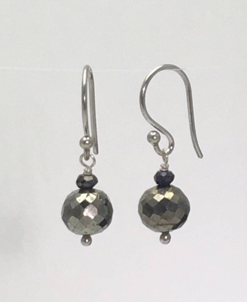 Facettierte Runde Pyrit Ohrringe Mit Schwarzen Turmalin Und Sterling Silber Facettierte Runde Pyrit Ohrringe Mit Schwarzen Turmalin Und Sterling Silber von CandyBeadsJewelry