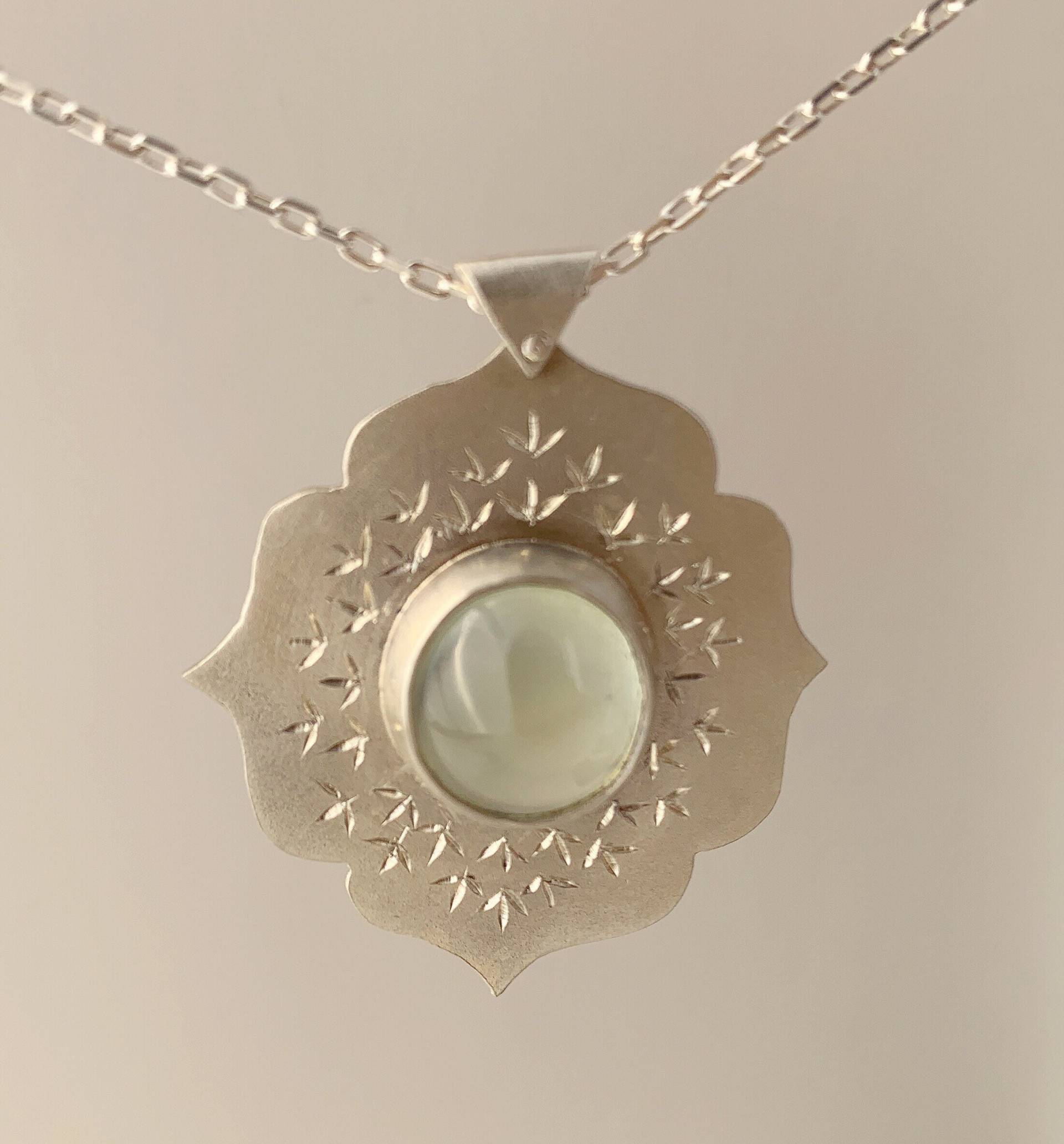 Phrenit Hand Gravierte Anhänger Phrenit Hand Gravierte Anhänger von CandyBeadsJewelry