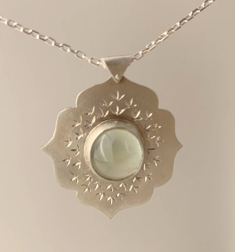 Phrenit Hand Gravierte Anhänger Phrenit Hand Gravierte Anhänger von CandyBeadsJewelry