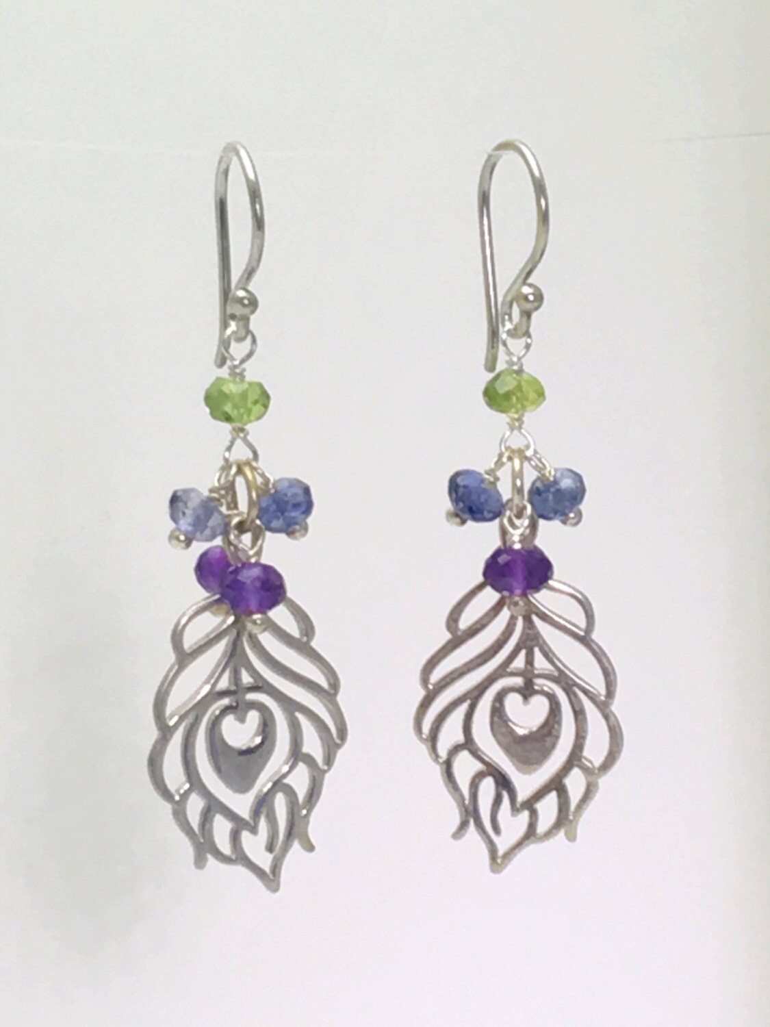 sterling Silber Pfau Federohrringe Mit Amethyst, Iolith Und Peridot sterling Silber Pfau Federohrringe Mit Amethyst, Iolith Und Peridot von CandyBeadsJewelry