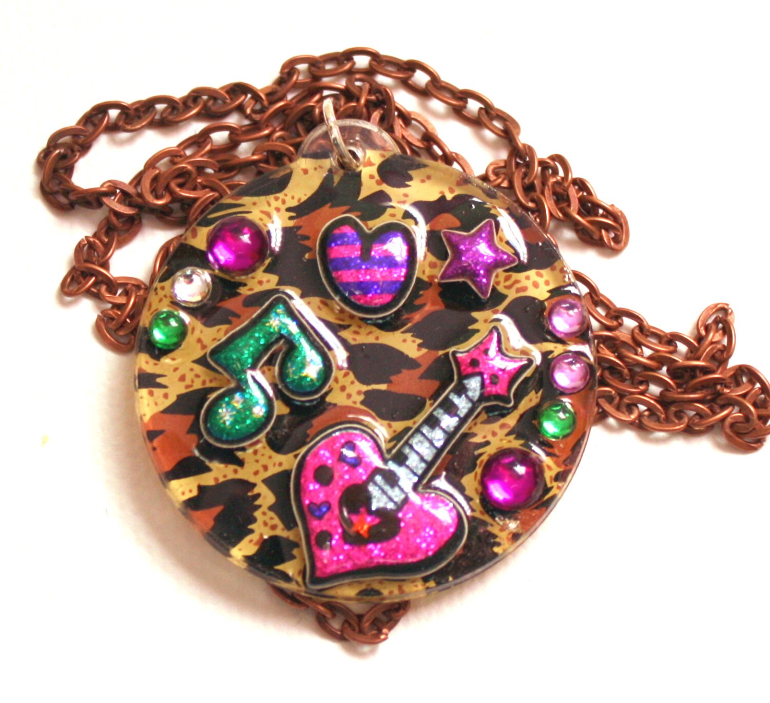 Kawaii Halskette, Mixed Media, Harz Anhänger, Leopard Strass Gitarre Rosa Rund von CandyCoatedCuteness