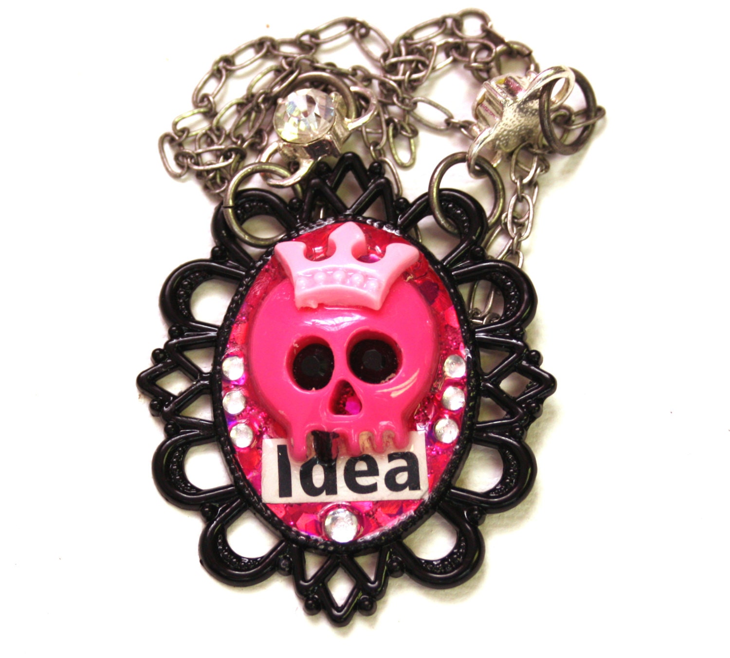 Kawaii Schädel Cameo Halskette - Rosa Anhänger Harz Mixed Media Glitter Strass Kamee Und Schwarz Idee von CandyCoatedCuteness