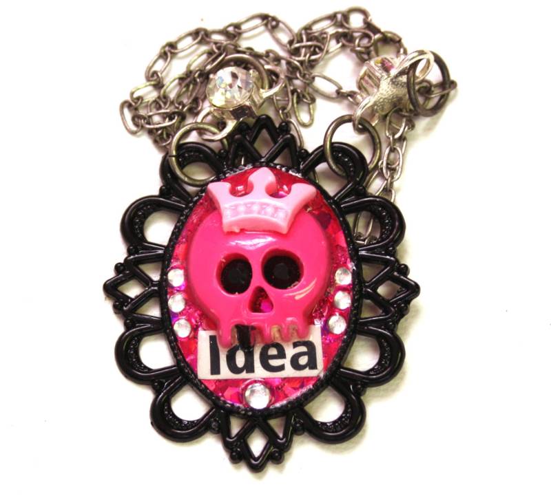 Kawaii Schädel Cameo Halskette - Rosa Anhänger Harz Mixed Media Glitter Strass Kamee Und Schwarz Idee von CandyCoatedCuteness
