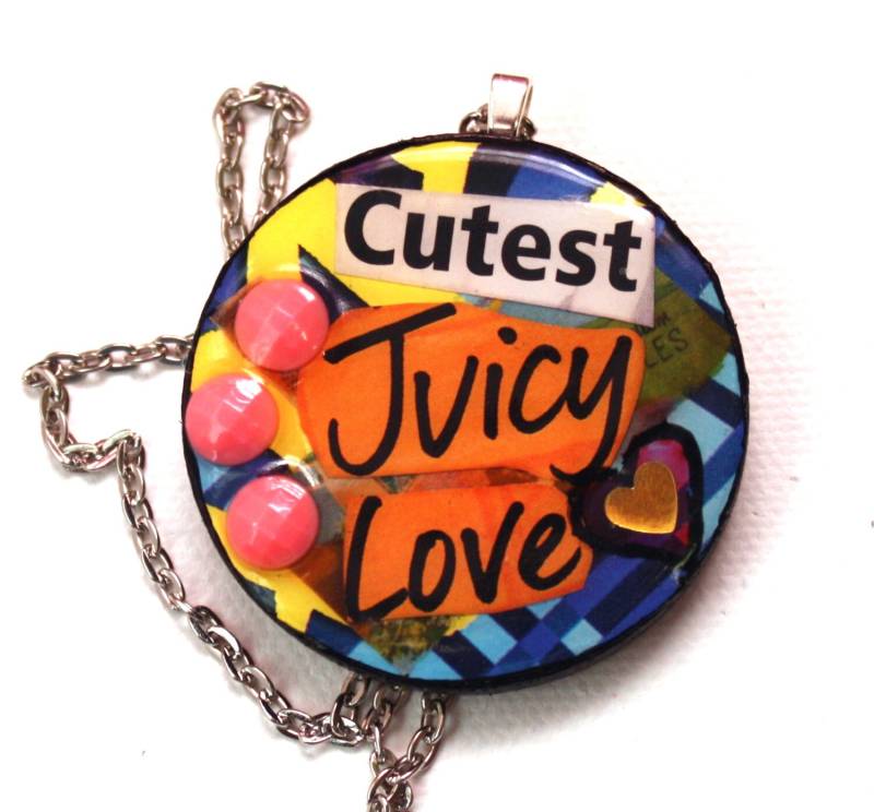 Mixed Media Collage Kunst Anhänger - Schmuck Harz Halskette Blau Holz Kreis Wortspiel von CandyCoatedCuteness