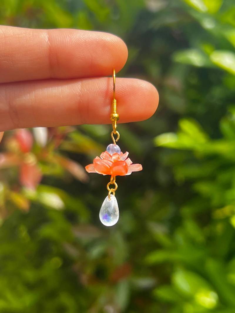 Handgemachter Lotus/Seerosen-Ohrring Aus Schrumpfplastik von SofiesGarden