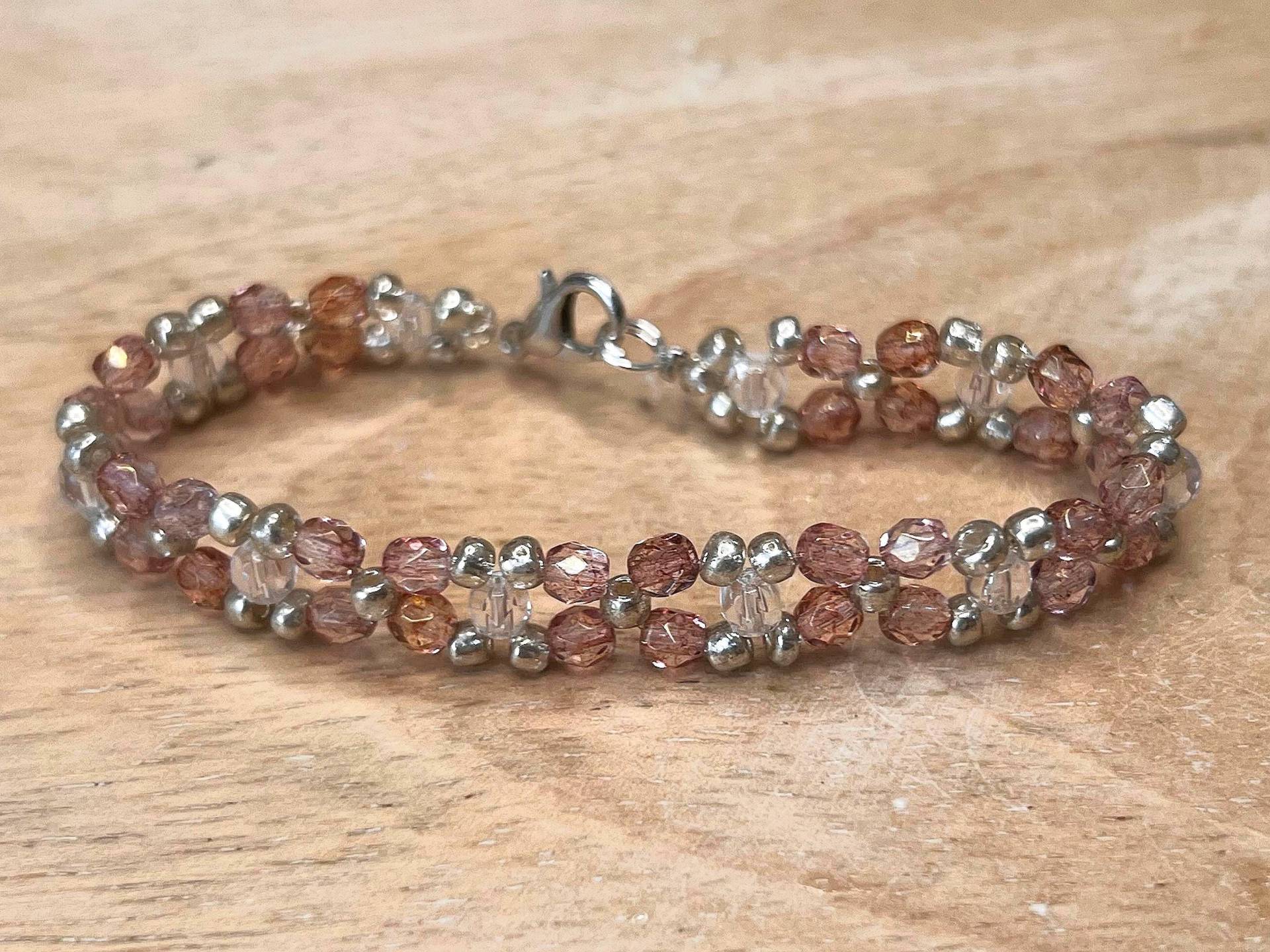 Perlenarmband in Rosé Und Silber - Handgefertigtes Armband Mit Glasperlen Perlenarmband in Rosé Und Silber - Handgefertigtes Armband Mit Glasperlen von CandyCorpseCreation