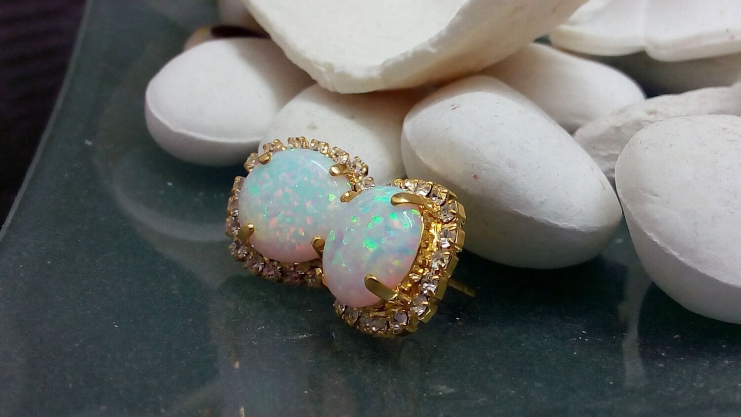 Weißer Labrador Opal Ohrstecker, 14K Gold Filled, Brautjungfer Schmuck von CandyCrystalsJewelry