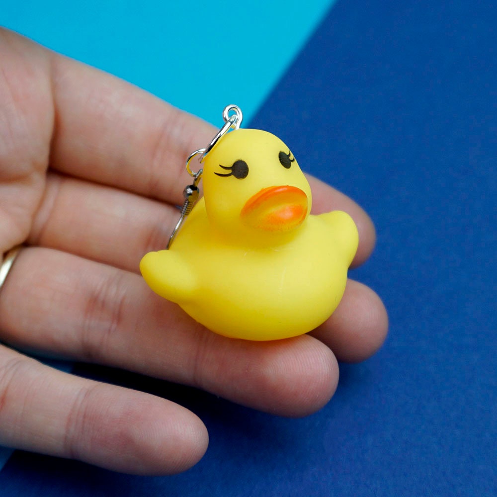 Gummiente Ohrringe - Kunststoff Gelbe Enten Küken Statement Leichte Lesben Vögel Tier Kinder Spielzeug Y2K Kidcore Kitsch von CandyGoblins