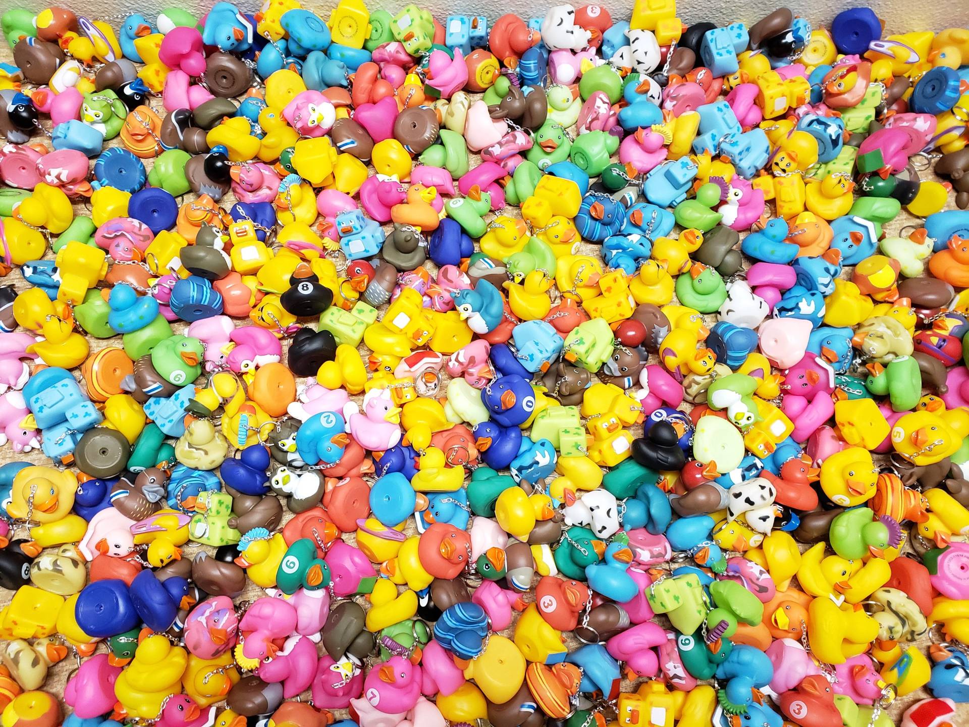 Gummi-Enten-Gastgeschenk-Schlüsselanhänger - Massenkauf-Jeep Ducking-Großhandelsbündel Gummi-Enten-Gastgeschenk-Schlüsselanhänger - Massenkauf-Jeep Ducking-Großhandelsbündel von CandyMountainCrafts