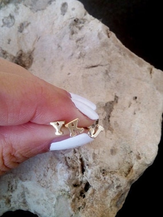 Ausverkauf Eine Benutzerdefinierte Initiale, 14 K Gold Gefüllt Post Ohrringe, Alle Initialen Erhältlich Ohrstecker, Kleine Ohrringe Ausverkauf Eine Benutzerdefinierte Initiale, 14 K Gold Gefüllt Post Ohrringe, Alle Initialen Erhältlich Ohrstecker, Kleine Ohrringe von CandySimpleJewelry