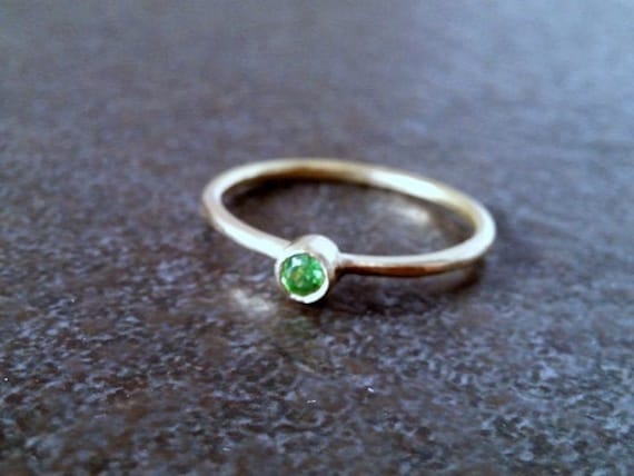 Bezel Lab Smaragd Ring 14K Gold Filled Dünner Stapelring Bezel Lab Smaragd Ring 14K Gold Filled Dünner Stapelring von CandySimpleJewelry