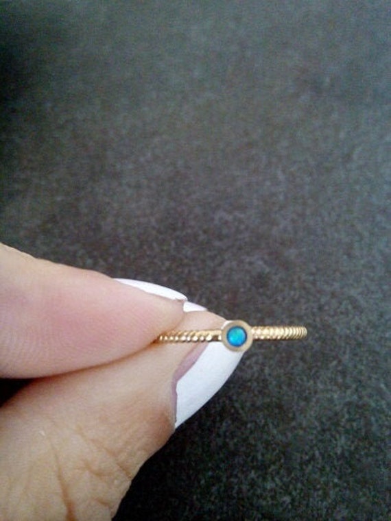 Gold Filled Rope Ring Bezel Set Lab Opal, Stapelbarer Ring von CandySimpleJewelry