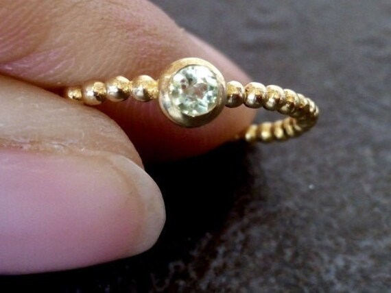 Gold Ring - August Geburtsstein Echter Peridot Stapelbarer Birthstone Dünner Einfacher Lünette von CandySimpleJewelry