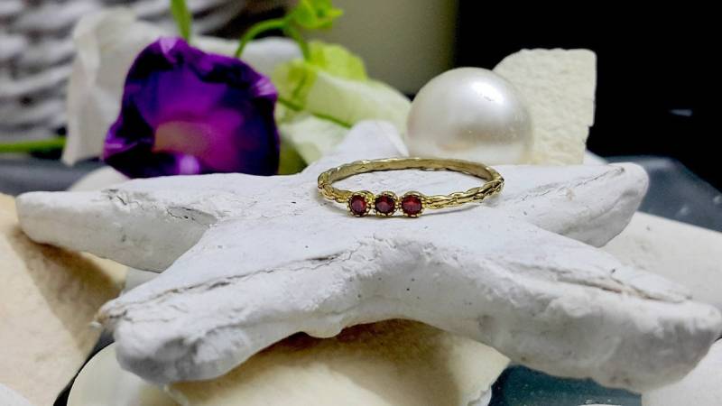 Granat Ring 14K Gold Gefüllt Stapelring, Januar Geburtsstein von CandySimpleJewelry