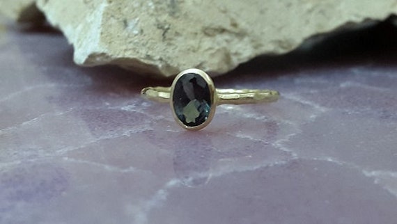Grüner Turmalin Ring 14K Gold Filled Oval Gehämmertes Band von CandySimpleJewelry