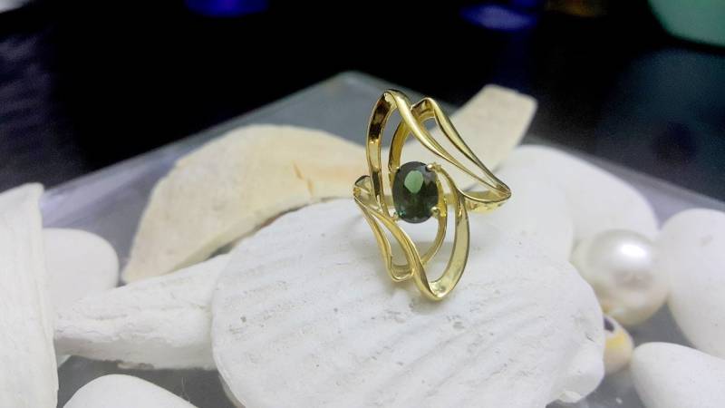Grüner Turmalin Ring 14K Gold Filled Oval Im Wellen Design von CandySimpleJewelry